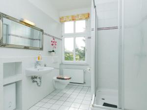 Ein Badezimmer in der Unterkunft Apartment Wildrose by Interhome