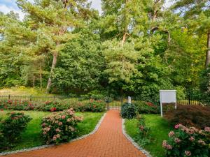 ein gemauerter Gehweg durch einen Garten mit Blumen in der Unterkunft Apartment Wildrose by Interhome in Zempin