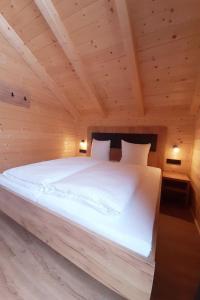 Katil atau katil-katil dalam bilik di Holiday Home Haushälfte Alpenchalets by Interhome
