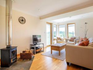 uma sala de estar com um sofá e um fogão a lenha em 2 Bed in Ardross CA384 em Stittenham