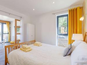 - une chambre avec un lit et 2 serviettes dans l'établissement 1 Bed in Weston-Super-Mare 78986, à Weston-super-Mare