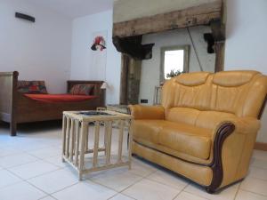 una sala de estar con un sofá y una mesa en Holiday Home Gîte du Linon by Interhome, en Évran