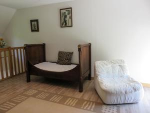 sala de estar con cama y silla en Holiday Home Gîte du Linon by Interhome, en Évran
