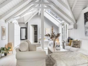 uma sala de estar com mobiliário branco e tectos brancos em Holiday Home Verner - 900m from the sea in NW Jutland by Interhome em Fjerritslev