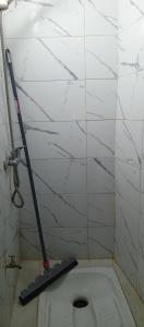 un mocio in un angolo del bagno con servizi igienici di Moulay Idriss a Moulay Idriss Zerhoun