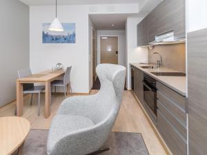 Køkken eller tekøkken på Holiday Home Rukachalet 2407 by Interhome