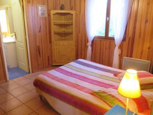 Postel nebo postele na pokoji v ubytování Holiday Home Le Chêne Vert by Interhome