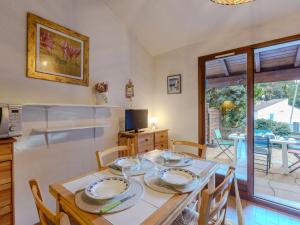 Una cocina y un comedor con mesa y sillas. en Holiday Home Bois d'Eleis-3 by Interhome, en Les Mathes 16 fotos más