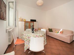 sala de estar con mesa y sofá en Apartment Cornucopia by Interhome en Porto Valtravaglia