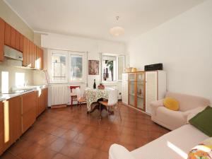 cocina y sala de estar con mesa y sillas en Apartment Cornucopia by Interhome en Porto Valtravaglia