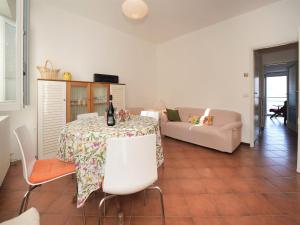 sala de estar con mesa y sofá en Apartment Cornucopia by Interhome en Porto Valtravaglia
