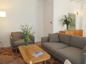 ein Wohnzimmer mit 2 Sofas und einem Couchtisch in der Unterkunft Holiday Home La Dolce Vita Brezhoneg by Interhome in Trémeven