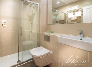 uma casa de banho com um chuveiro, um WC e um lavatório. em Athena Hotel em Londres