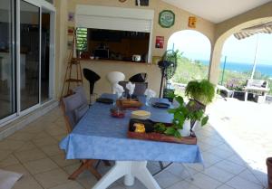 un soggiorno con tavolo e vista sull'oceano di chambres d'hôtes saint gilles les bains a Saint-Gilles-les Bains