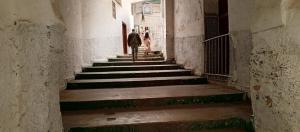 een man en vrouw die de trap af lopen in een steegje bij Moulay Idriss in Moulay Idriss Zerhoun