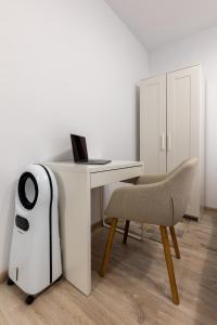 - un bureau blanc avec une chaise et un ordinateur dans l'établissement Minerva Studio Craiova, à Craiova
