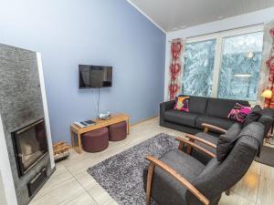 sala de estar con sofá y chimenea en Holiday Home Kotomänty 2 by Interhome, en Ruka