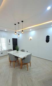Fotografie z fotogalerie ubytování Modern Luxurious 3-Bedroom by RCCG CAMP off Lagos Ibadan-Expy v destinaci Idiomo