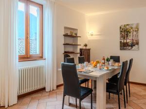 comedor con mesa, sillas y ventana en Holiday Home Marianna by Interhome, en Oria
