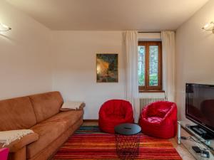 sala de estar con sofá y 2 sillas rojas en Holiday Home Marianna by Interhome, en Oria