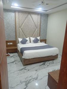 a bedroom with a bed with a marble floor at Hotel new views in Ahmedabad