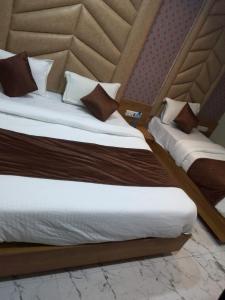 two beds in a hotel room with at Hotel new views in Ahmedabad