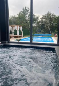 Bazén v ubytování Vila pod zvezdama nebo v jeho okolí
