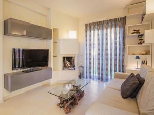 un soggiorno con divano e TV di Holiday Home La Frida 2 by Interhome a Stiava