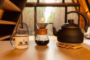 a coffee pot and a cup on a table at Cabana Alameda Orange in Cambará +18 photos