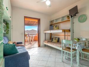 een woonkamer met een stapelbed en een tafel bij Apartment C11 - F4 by Interhome in Golfo Aranci