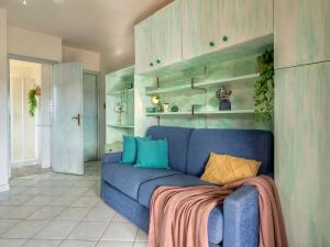 een blauwe bank in een woonkamer met planken bij Apartment C11 - F4 by Interhome in Golfo Aranci