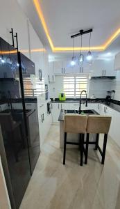 Fotografie z fotogalerie ubytování Modern Luxurious 3-Bedroom by RCCG CAMP off Lagos Ibadan-Expy v destinaci Idiomo