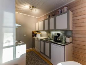 Η κουζίνα ή μικρή κουζίνα στο Holiday Home Kulta-käkönen 17 by bomba by Interhome +11 φωτογραφίες