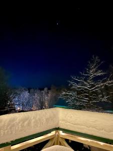 una vista de un árbol nevado por la noche en Skultuna Hotell & Konferens en Skultuna