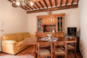 uma sala de estar com um sofá e uma mesa em Casa Lavanda em Pescaglia
