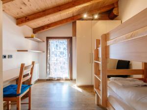 Cette chambre comprend deux lits superposés et un bureau. dans l'établissement Apartment Casa Marta by Interhome, à Canazei