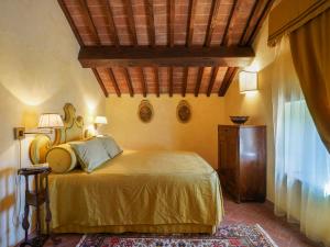 sypialnia z łóżkiem i drewnianym sufitem w obiekcie Holiday Home La Vista by Interhome w mieście Vicchio
