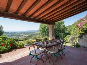 une table et des chaises sous une pergola en bois dans l'établissement Holiday Home La Vista by Interhome, à Vicchio
