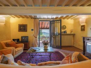 un salon avec un canapé et une table dans l'établissement Holiday Home La Vista by Interhome, à Vicchio 17 autres photos
