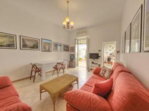una sala de estar con un sofá y una mesa en Villa Giardino delle Meraviglie by Interhome, en Floridia