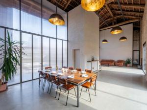 een grote eetkamer met een tafel en stoelen bij Villa We Rural by Interhome in Poirino