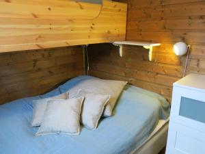 Cama en habitación con pared de madera en Chalet Knodden - SOW180 by Interhome, en Åseral