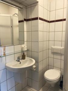 Baño blanco con lavabo y aseo en Tuberoza, en Zakopane