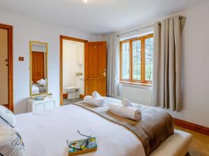 Tempat tidur dalam kamar di 6 Bed in Lyme Regis 80470