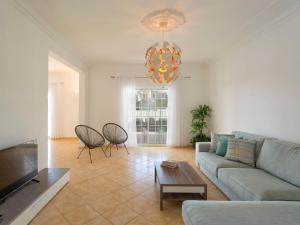 uma sala de estar com um sofá e uma mesa em Villa Jardin d'Eden by Interhome em Albufeira