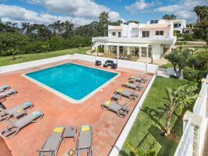 een luchtzicht op een huis met een zwembad bij Villa Aladdin by Interhome in Albufeira