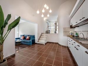 een keuken en een woonkamer met een blauwe bank bij Villa Aladdin by Interhome in Albufeira