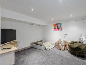 een woonkamer met een tv en een bank bij 2 Bed in Lulworth Cove 79228 in West Lulworth