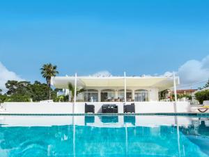 uitzicht op het zwembad van het resort bij Villa Aladdin by Interhome in Albufeira