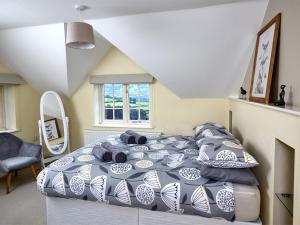 a bedroom with a bed and a window at 5 Bed in Bwlch BN318 in Bwlch
